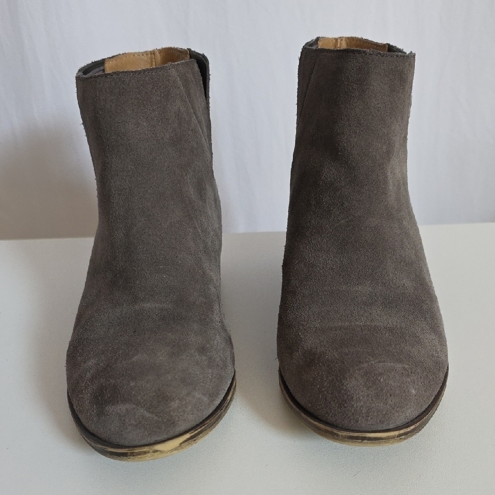 Lucky Brand Benissa Gray Suede Leather Pull On Womens Booties.  Size 7 Medium.